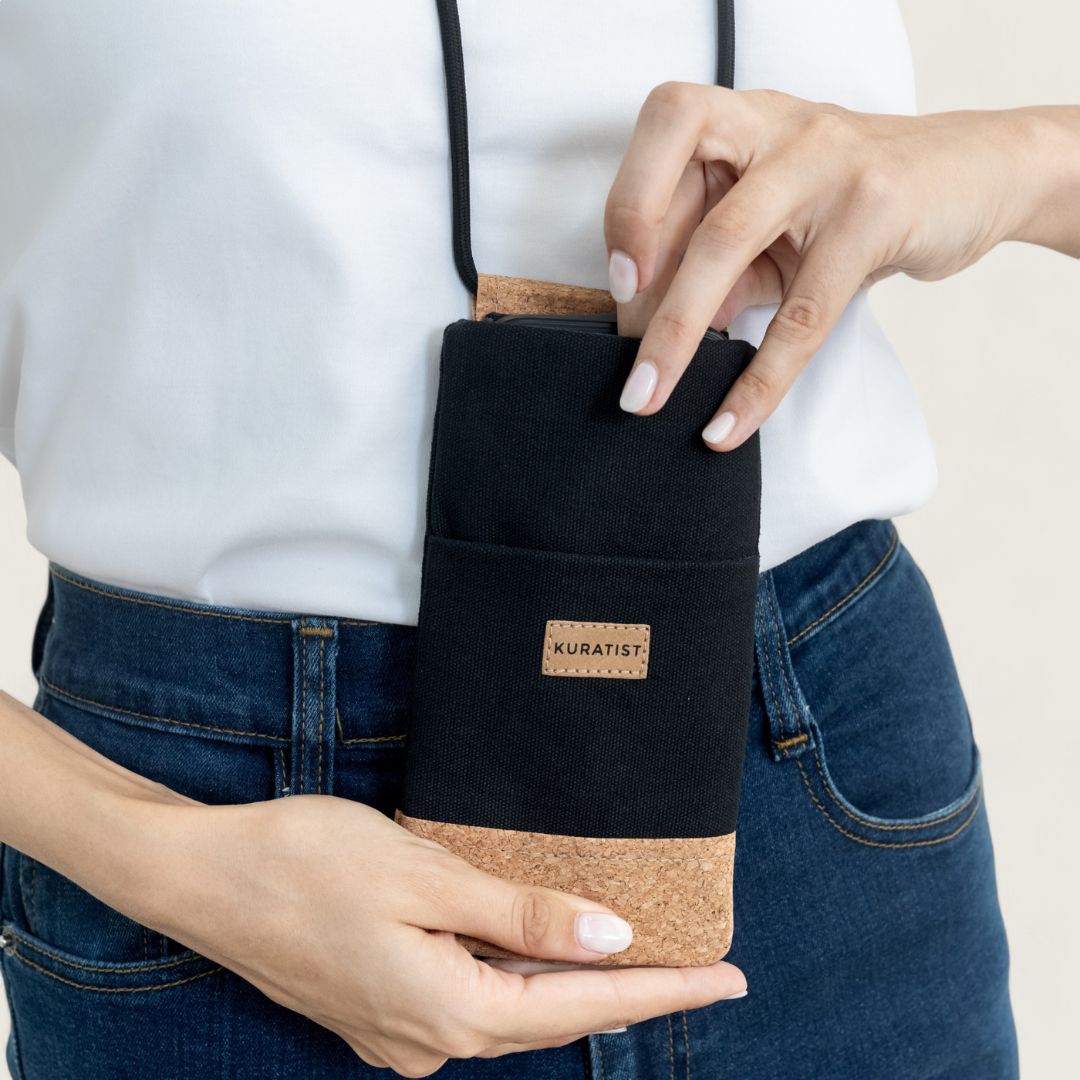 NELA Handy Umhängetasche - Handytasche zum Umhängen - Black Cork - Kuratist